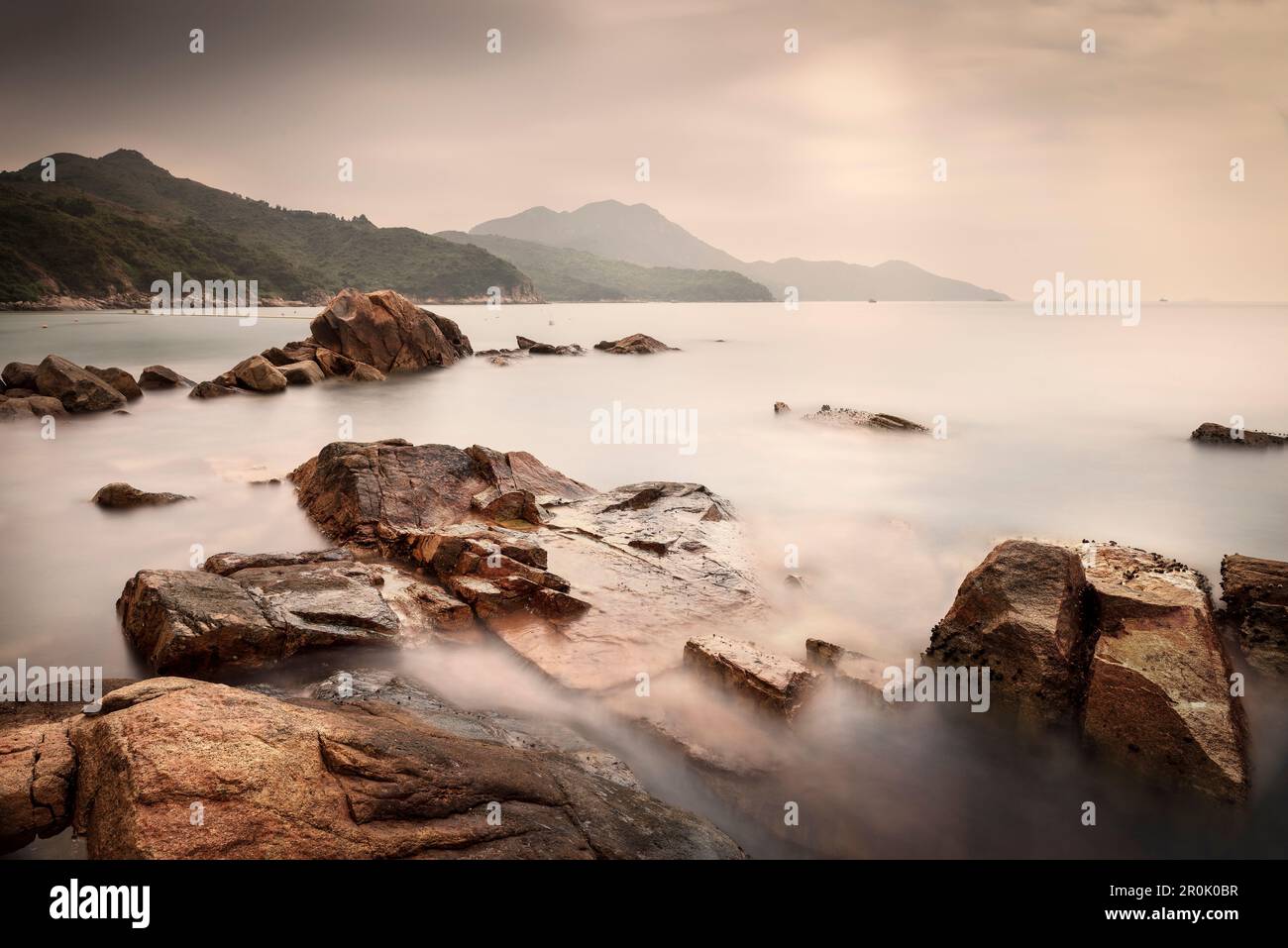 Vista sul Mar Cinese Meridionale dalla spiaggia di Shing Yeh, Isola di Lamma, Hongkong, Cina, Asia, esposizione prolungata Foto Stock