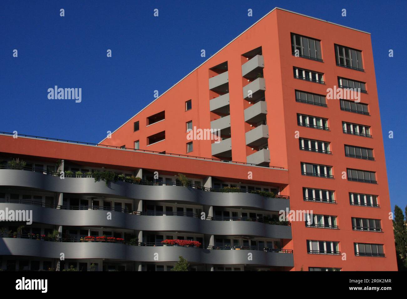 Roter Neubau an der Spree, Bezirk Mitte, Berlino, Deutschland Foto Stock