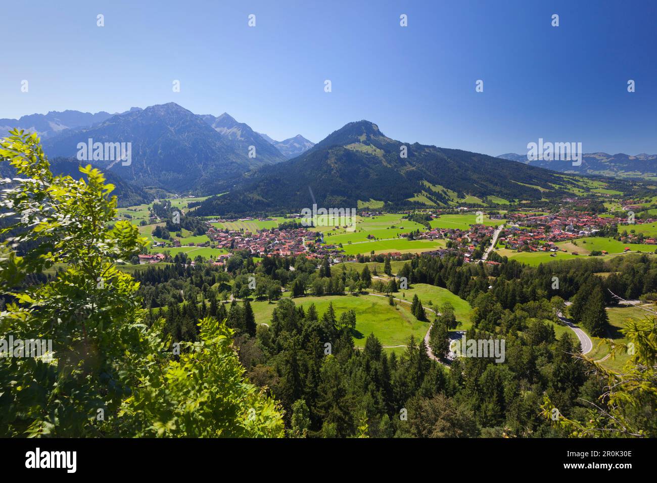 Vista su Ostrach valley con Bad Oberdorf, Bad Hindelang e Imberger Horn, Allgaeu Alpi, Allgaeu, Baviera, Germania Foto Stock