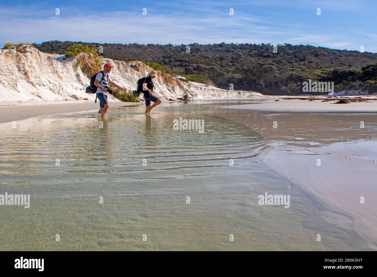 Escursionisti che attraversano un ruscello sulle spiagge amichevoli Foto Stock