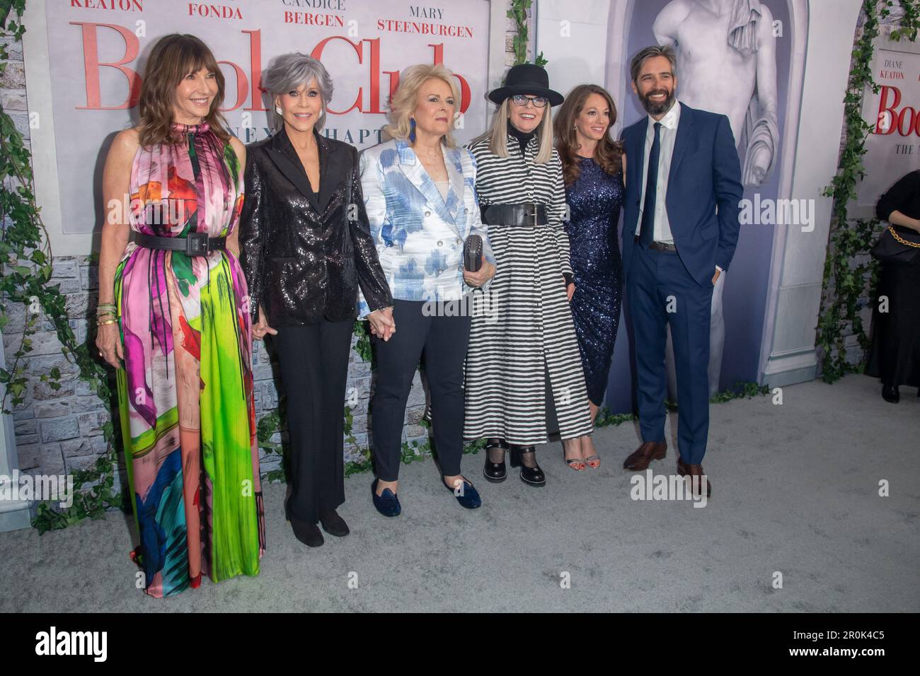 New York, Stati Uniti. 08th maggio, 2023. NEW YORK, NEW YORK - Maggio 08: (L-R) Mary Steenburgen, Jane fonda, Candice Bergen, Diane Keaton, Erin Simms e Bill Holderman partecipano alla prima di 'Book Club: The Next Chapter' all'AMC Lincoln Square Theater il 08 maggio 2023 a New York City. Credit: Ron Adar/Alamy Live News Foto Stock