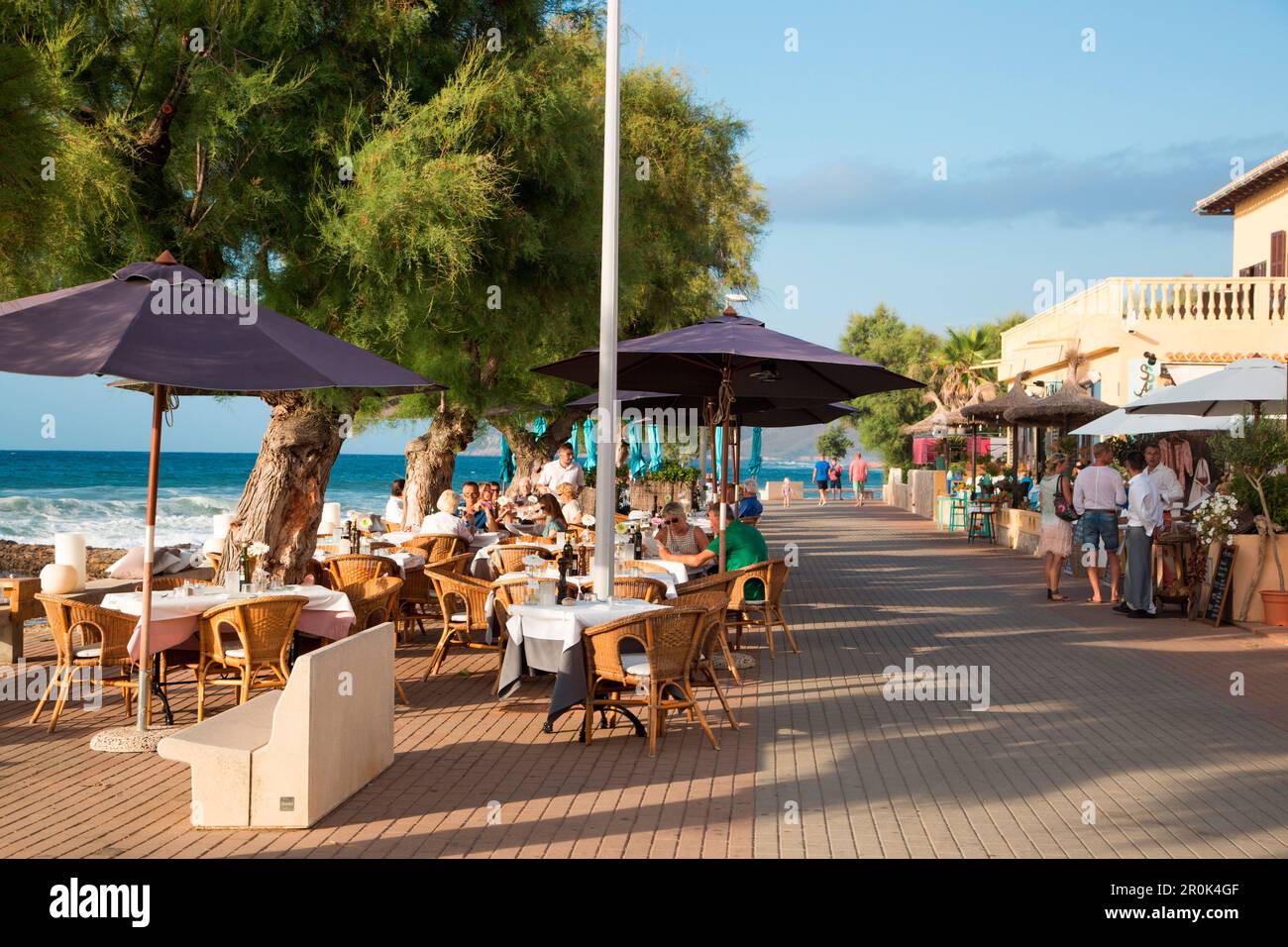 La gente si siede fuori al ristorante es Vivers sul lungomare, Colonia de Sant Pere, Maiorca, Isole Baleari, Spagna Foto Stock
