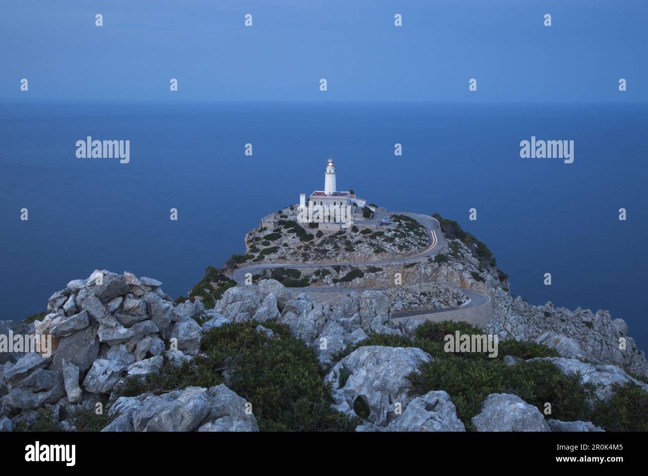Faro di Faro de Formentor sulla penisola di Cap de Formentor al crepuscolo, Cap de Formentor, Maiorca, Isole Baleari, Spagna Foto Stock