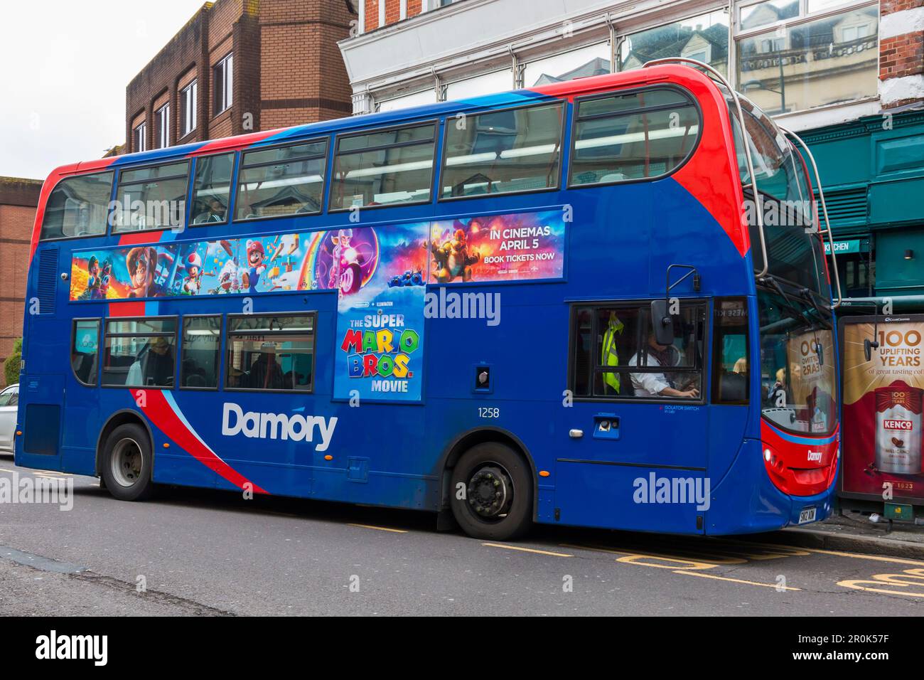Damory autobus a due piani pubblicità Mario Bros film a Bournemouth, Dorset UK nel mese di aprile Foto Stock