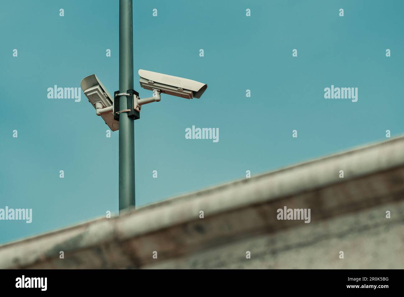 Telecamere di sicurezza per videosorveglianza dietro la parete di cemento, messa a fuoco selettiva Foto Stock