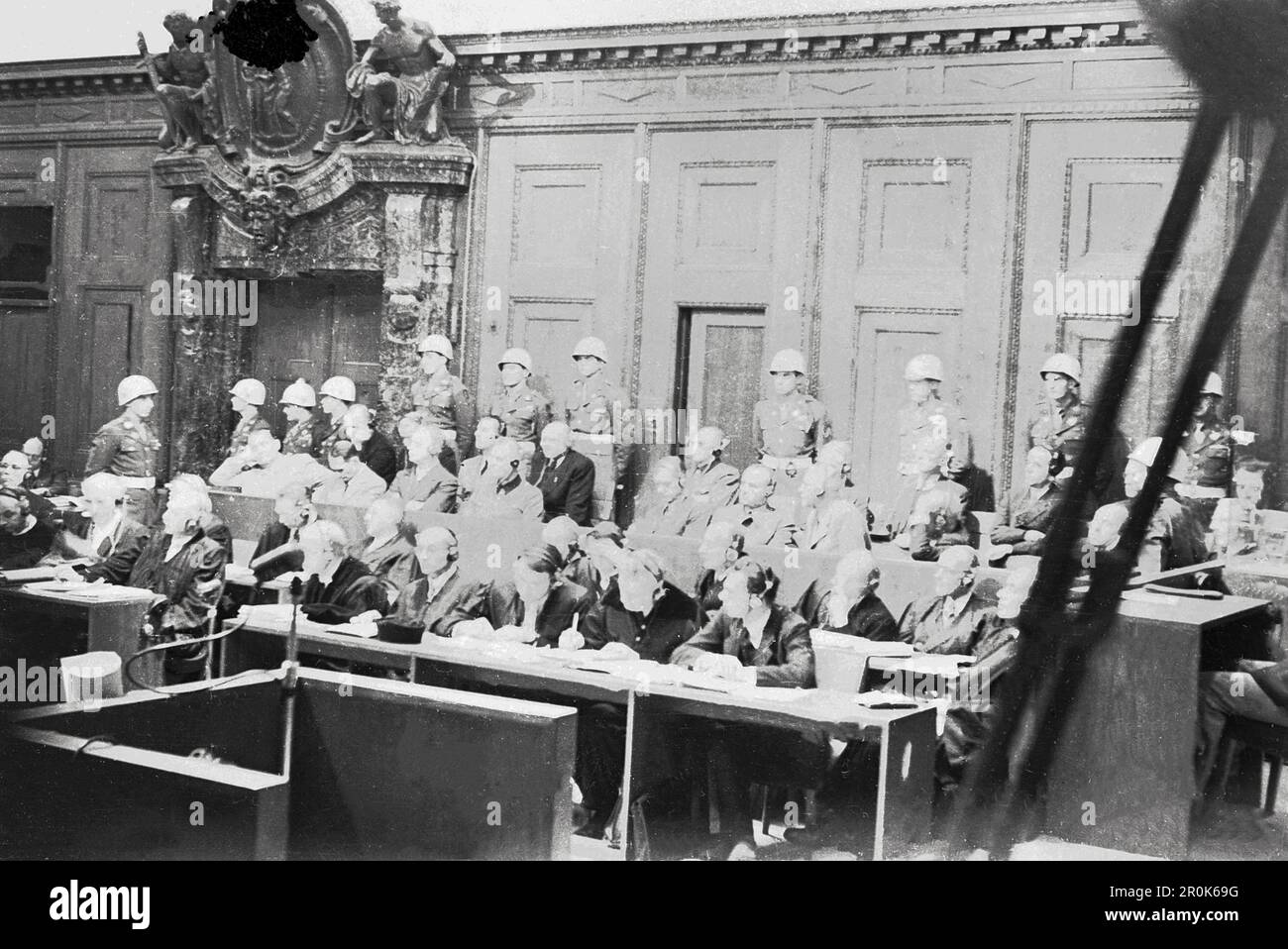 Nürnberger Prozess gegen die Hauptkriegsverbrecher - Original-Bildunterschrift: Am 20. Novembre 1945 begannen vor einem Internationalen Militärtribunal in Nürnberg die sogenannten 'Kriegsverbrecherprozesse' gegen die prominenten Führer des 1000 jährigen Reiches, mit Göring, Hess, von Ribbentrop, Keitl, Rosenberg, Frank, Frick, Streicher und Funk, Nürnberg, Germania 1945. Foto Stock