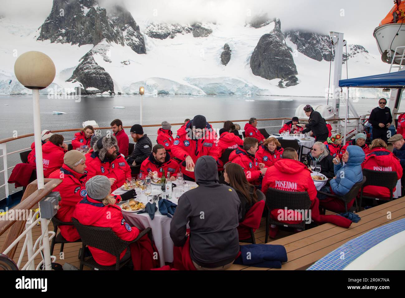 Cena barbecue sul ponte per i passeggeri della nave da crociera della spedizione MV Sea Spirit (spedizione Poseidon) vicino al canale Lemaire, Graham Land, Peninsul Antartico Foto Stock