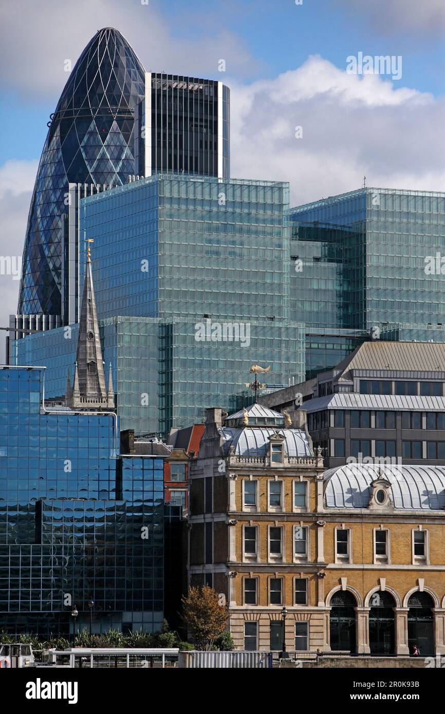 Davanti a destra: Vecchio Billingsgate Market, campanile di St. Margaret Pattens e il cubo di vetro dello spazio piantagione, nella parte posteriore Forsters Gherkin, Città di lo Foto Stock