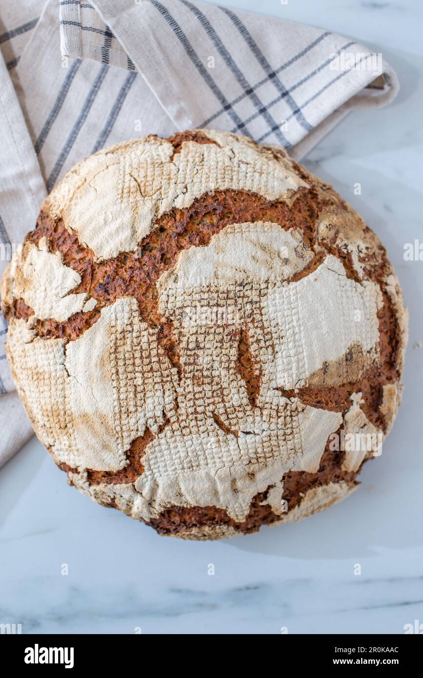 Pane fatto in casa a grani interi su legno rustico Foto Stock