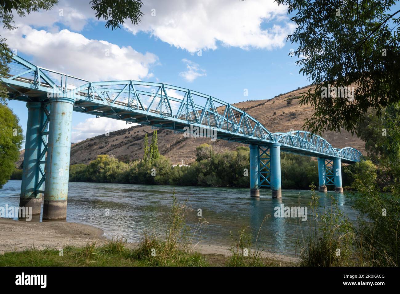 Ponte blu sul fiume Clutha, Millers Flat, Otago, Isola del Sud, Nuova Zelanda Foto Stock