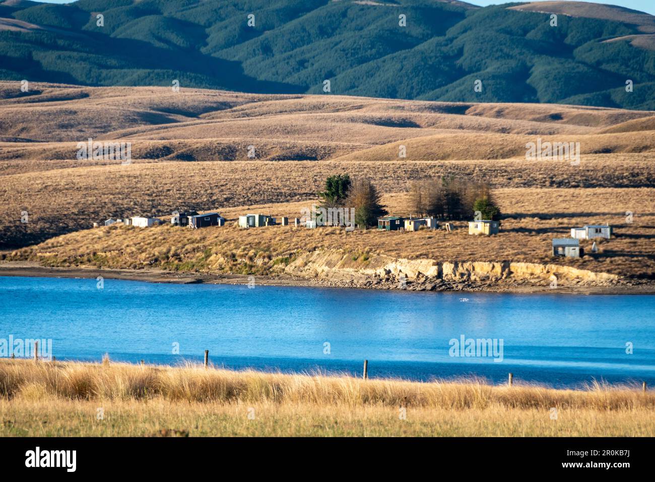 Capanne per la pesca sulla riva del lago Onslow, vicino a Roxburgh, Otago, South Island, Nuova Zelanda Foto Stock