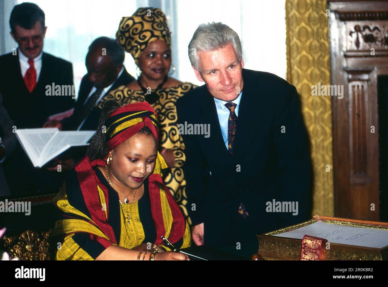 Nobutho Zindziswa Zindzi Mandela-Hlongwane, jüngste Tochter von Nelson und Winnie Mandela, trägt sich bei einem Besuch ins Goldene Buch der Stadt Hamburg ein, daneben Erster Bürgermeister Henning Voscherau, Deutschland um 1990. Foto Stock