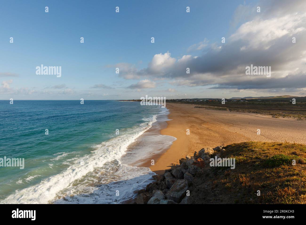 Costa e spiaggia, Cabo de Trafalgar vicino a Los Canos de Meca vicino a Vejer de la Frontera, Costa de la Luz, Oceano Atlantico, provincia di Cadice, Andalusia, S Foto Stock