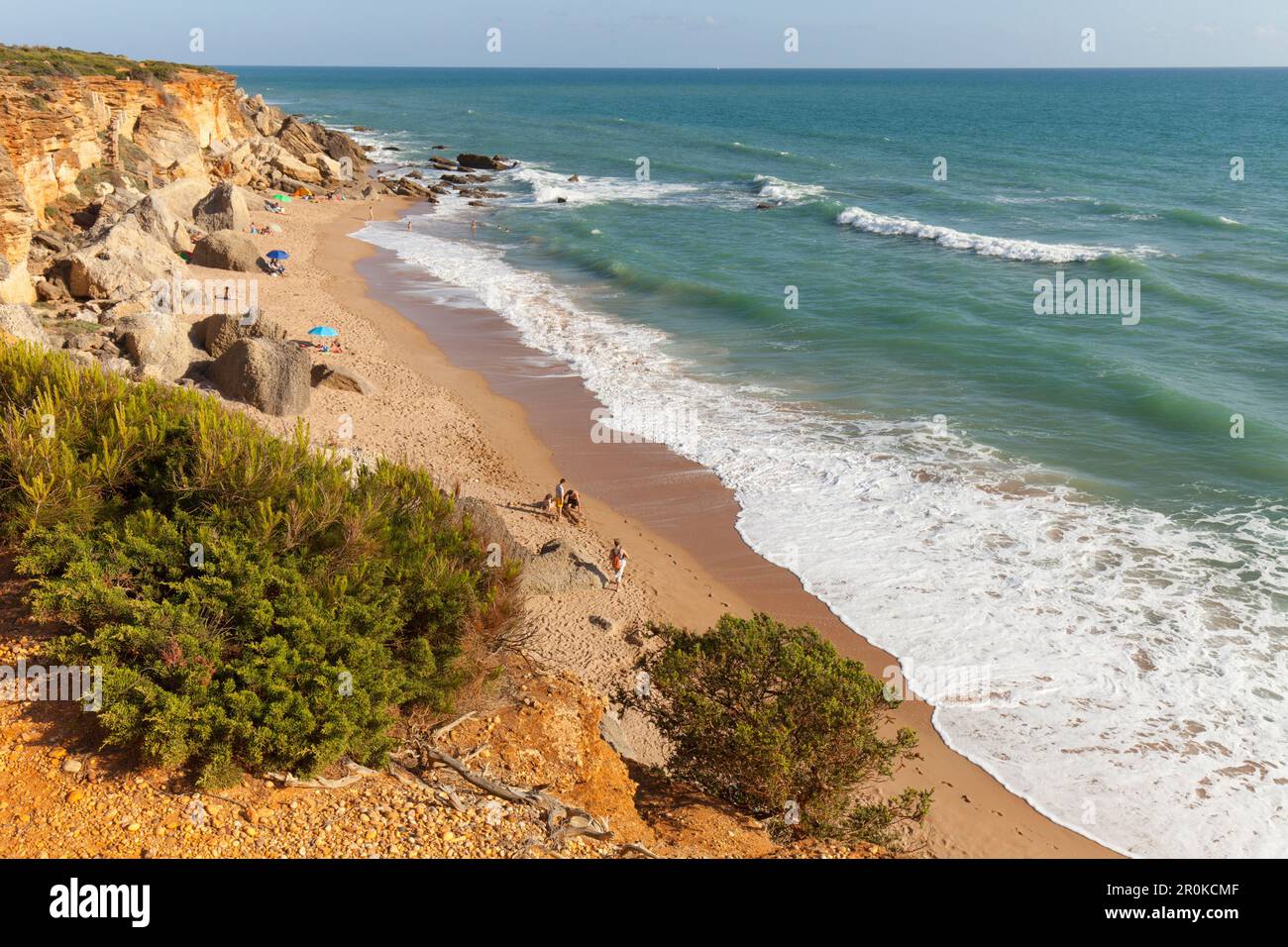 Cala Tio Juan Medina, baia, spiaggia, Calas de Roche, vicino a Conil, Costa de la Luz, Oceano Atlantico, provincia di Cadice, Andalusia, Spagna, Europa Foto Stock