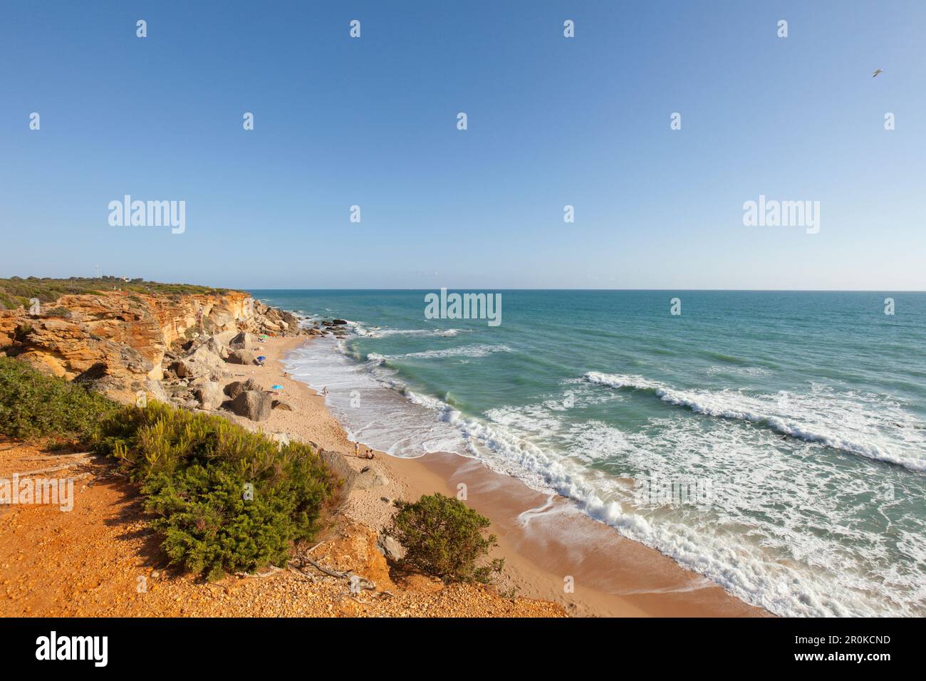 Cala Tio Juan Medina, baia e spiaggia, Calas de Roche, vicino a Conil, Costa de la Luz, Oceano Atlantico, provincia di Cadice, Andalusia, Spagna, Europa Foto Stock