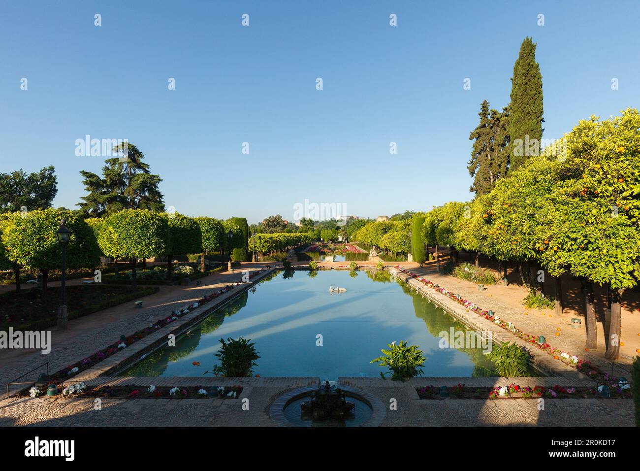 laghetto e cipressi nei giardini dell'Alcazar de los Reyes Cristianos, residenza reale, centro storico di Cordoba, patrimonio dell'umanità dell'UNESCO, Cord Foto Stock