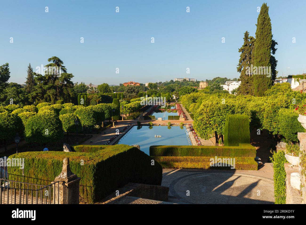 laghetto e cipressi nei giardini dell'Alcazar de los Reyes Cristianos, residenza reale, centro storico di Cordoba, patrimonio dell'umanità dell'UNESCO, Cord Foto Stock