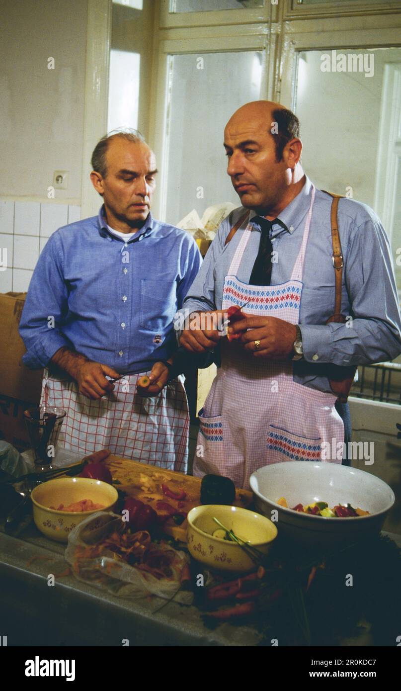 Charles Brauer und Manfred Krug als Tatort-Kommissare Brockmöller und Stoever, hier kochen sie gemeinsam, Deutschland, circa 1988. Foto Stock
