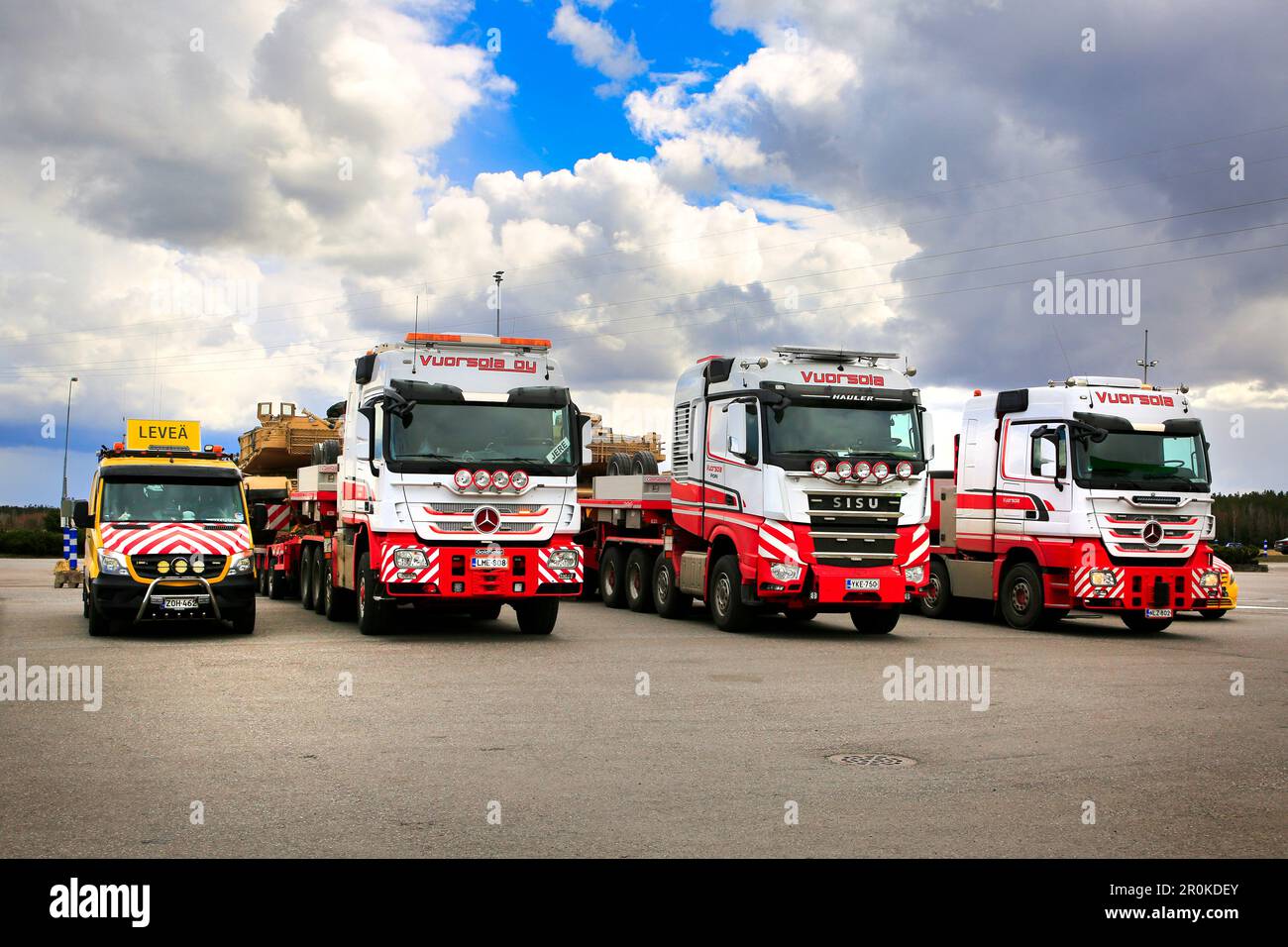 Convoglio di tre trasporti eccezionali di carico dell'esercito US M1 carri armati Abrams parcheggiati in un cantiere di sosta camion. Aura, Finlandia. Aprile 28, 2023. Foto Stock