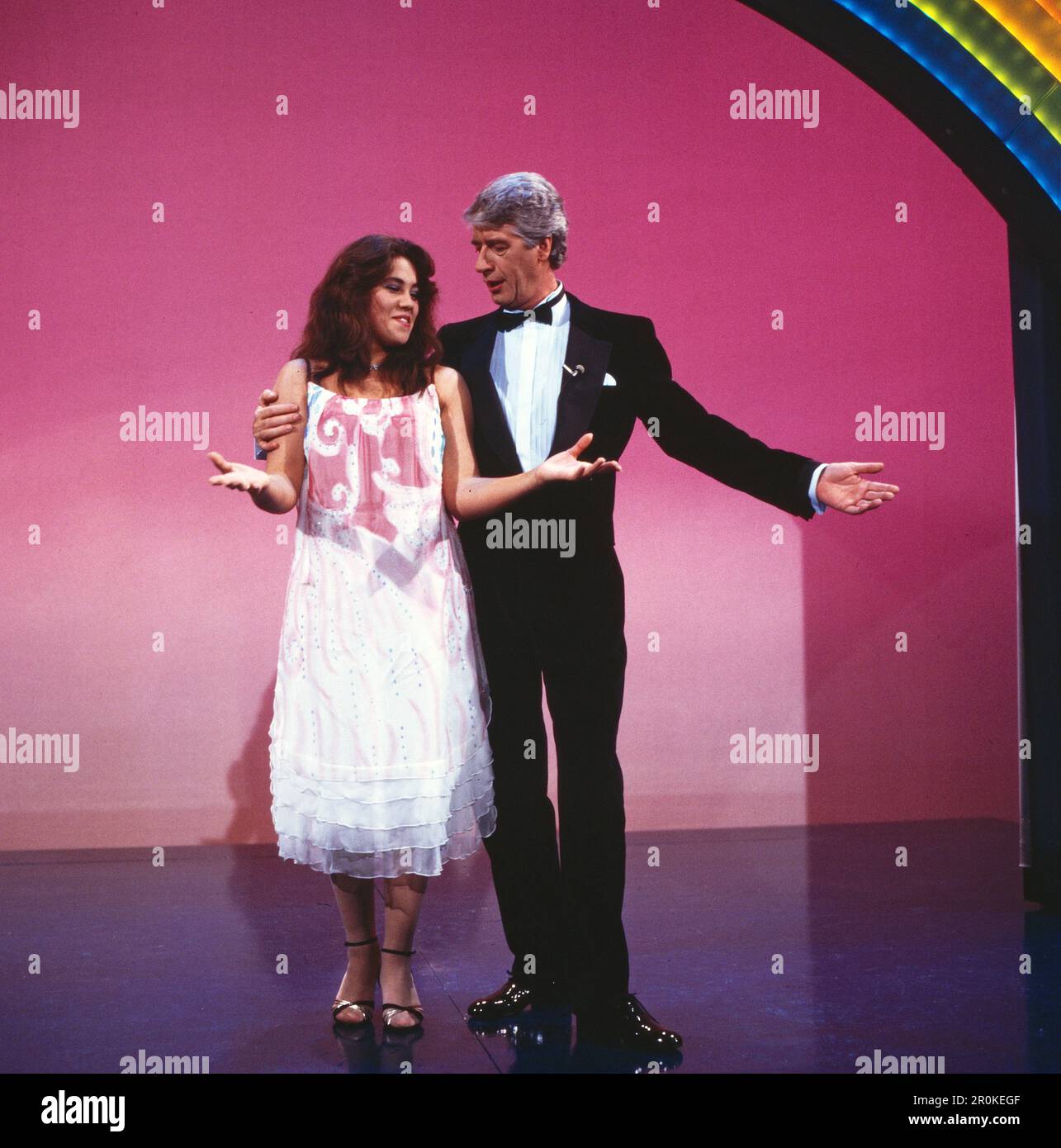 Unter'm Regenbogen, Fernsehspecial zu Silvester 1983, Mitwirkende: Rudi Carrell als Moderator mit Assistentin Tina Riegel, der Eiskunstläuferin. Foto Stock