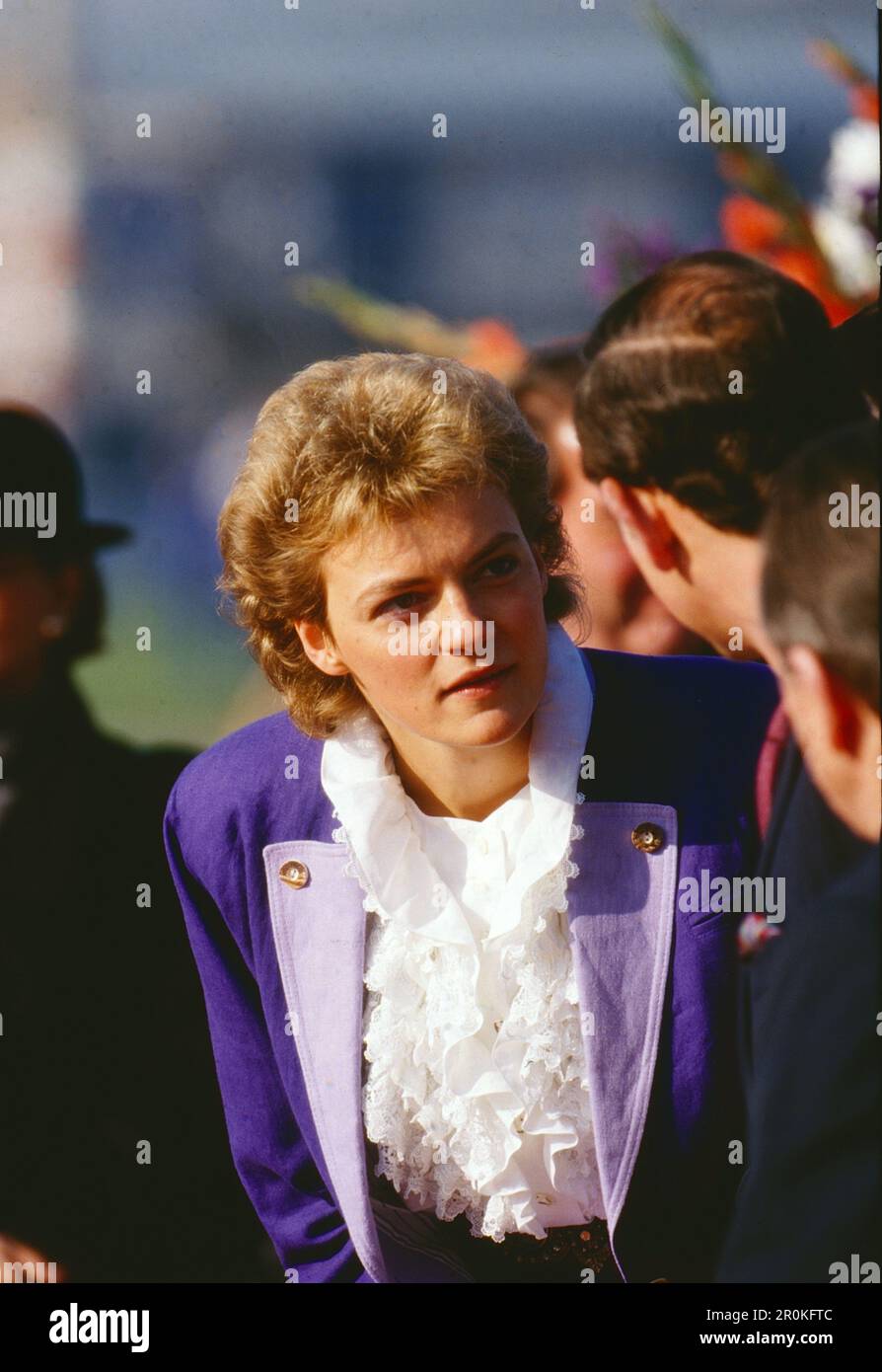 Prinz Charles beim Besuch in München, Deutschland, 1987, Bild: Monika Hohlmeier, Tochter des Bayerischen Ministerpräsidenten Franz Josef Strauß, im Gespräch mit Prinz Charles. Il principe Carlo in visita a Monaco di Baviera, Germania, 1987, foto: Monika Hohlmeier, figlia del primo ministro bavarese Franz Josef Strauss, parla con il principe Carlo. Foto Stock