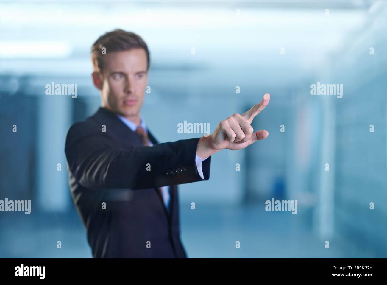 Business, interfaccia digitale o uomo che punta il dito, strisciare o realtà virtuale con messa a fuoco. Uomo, dipendente o consulente con pianificazione futuristica Foto Stock