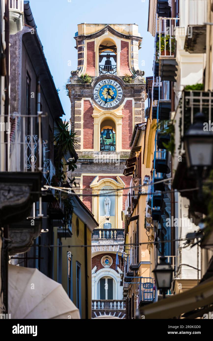 La torre della cattedrale vista da un vicolo del centro storico, Sorrento, il Golfo di Napoli, Campania, Italia Foto Stock