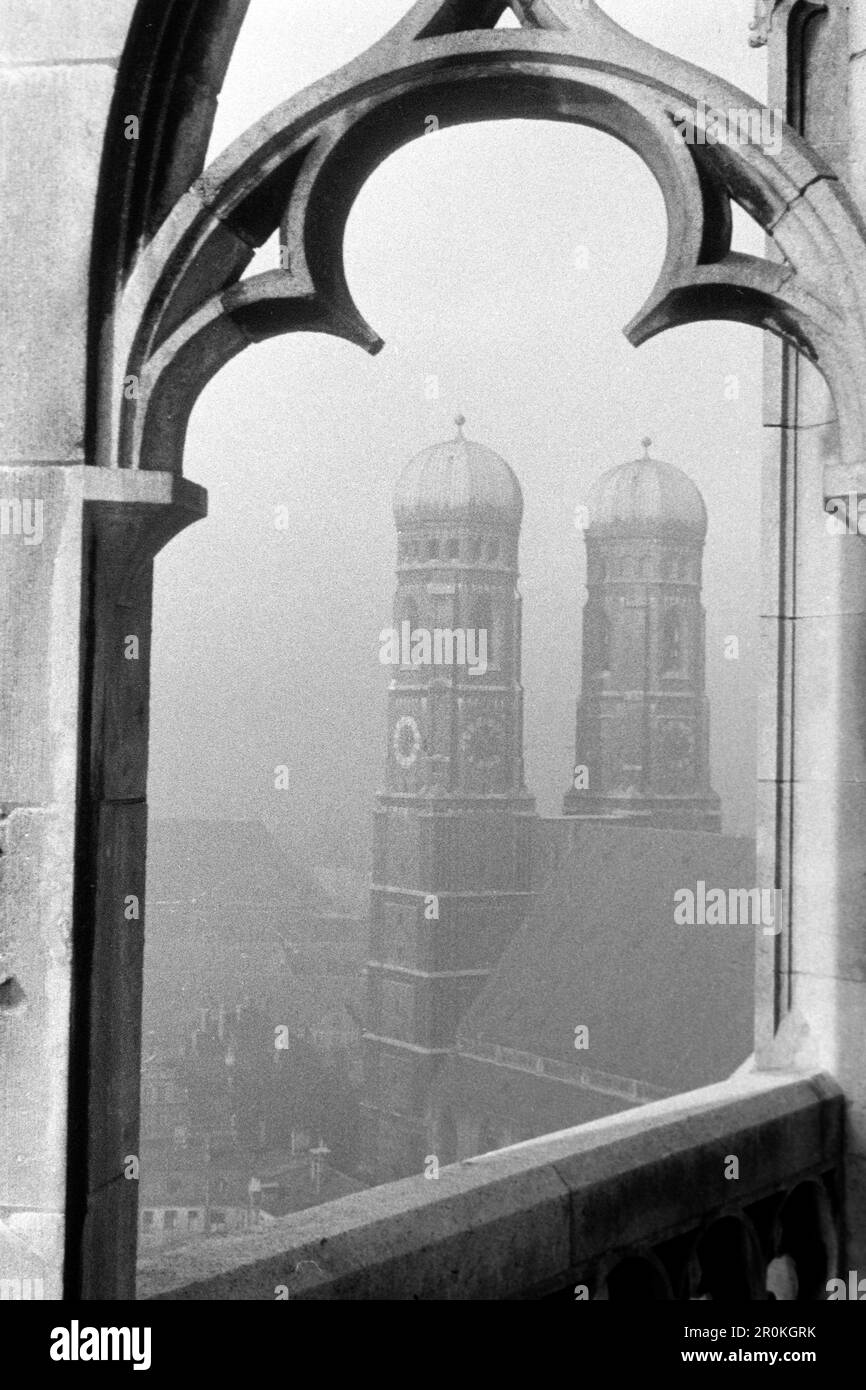 Blick auf die Türme der Münchner Liebfrauenkirche, im Vordergrund Fragmente des gotischen steinernen Geländers des Neuen Rathauses, München 1936. Vista delle torri della Liebfrauenkirche di Monaco, nei frammenti in primo piano della ringhiera in pietra gotica del nuovo Municipio, Monaco 1936. Foto Stock