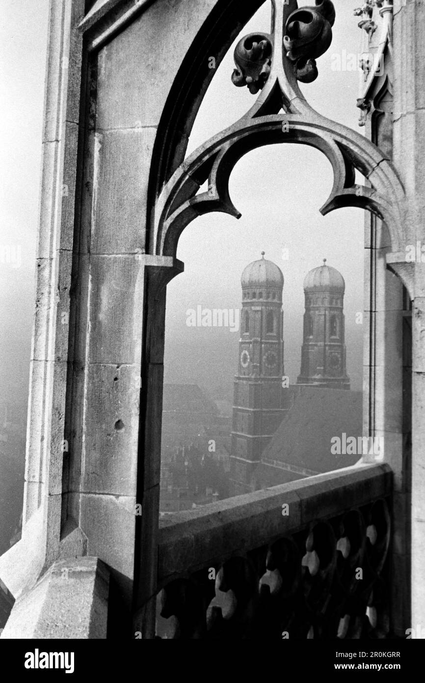 Blick auf die Türme der Münchner Liebfrauenkirche, im Vordergrund Fragmente des gotischen steinernen Geländers des Neuen Rathauses, München 1936. Vista delle torri della Liebfrauenkirche di Monaco, nei frammenti in primo piano della ringhiera in pietra gotica del nuovo Municipio, Monaco 1936. Foto Stock
