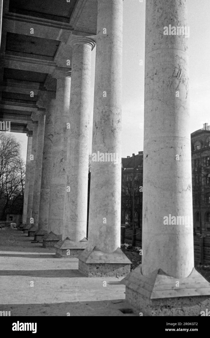 Die Säulen des sich noch im Bau befindlichen Portikus des Hauses der Deutschen Kunst, heute Haus der Kunst, die Kassetten an der Unterseite des Säulengangs noch ohne nationalsozialistische Ornamente, München 1936. Le colonne del portico della Haus der Deutschen Kunst, ora Haus der Kunst, ancora in costruzione, le casse sul lato inferiore del colonnato ancora senza ornamento Nazionalsocialista, Monaco 1936. Foto Stock