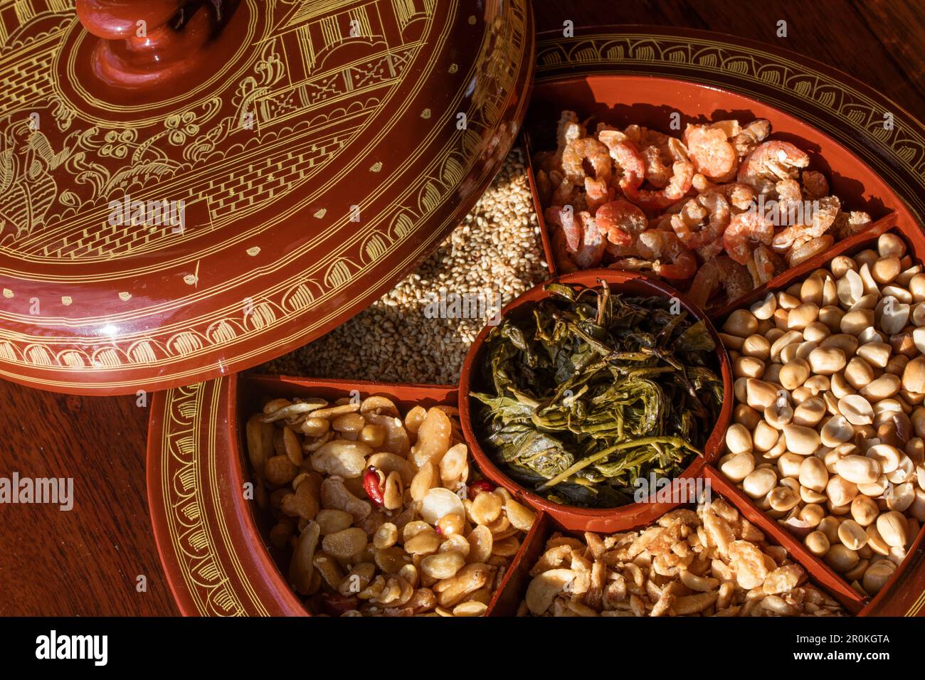 Snack ciotola di tè foglia, zenzero, gamberi secchi, noci e semi di sesamo a bordo di Ayeyarwady (Irrawaddy) nave da crociera sul fiume Anawrahta (linea Heritage), vicino a Nya Foto Stock