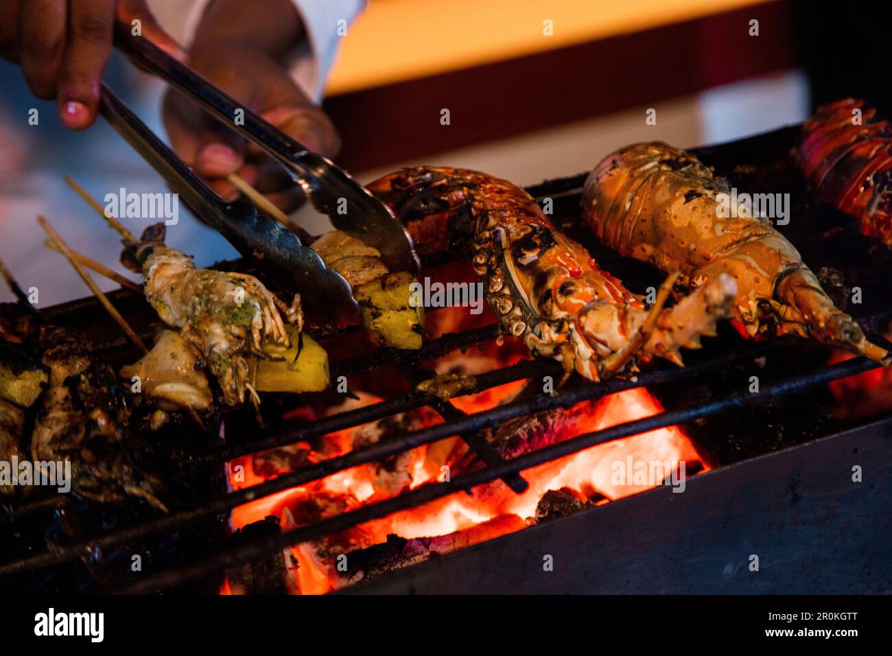 I frutti di mare vengono grigliati su carbone durante la cena a buffet sul ponte superiore della nave da crociera sul fiume Ayeyarwady (Irrawaddy) Anawrahta (Heritage Line), Katha, Salve Foto Stock