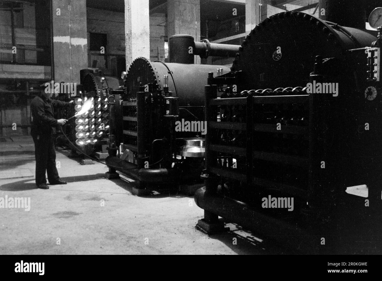 Arbeiter feuert einen Heizungskessel im Haus der Deutschen Kunst, Heutzutage Haus der Kunst, an, München 1936. Un lavoratore attiva una caldaia nella Haus der Deutschen Kunst, ora Haus der Kunst, Monaco di Baviera 1936. Foto Stock