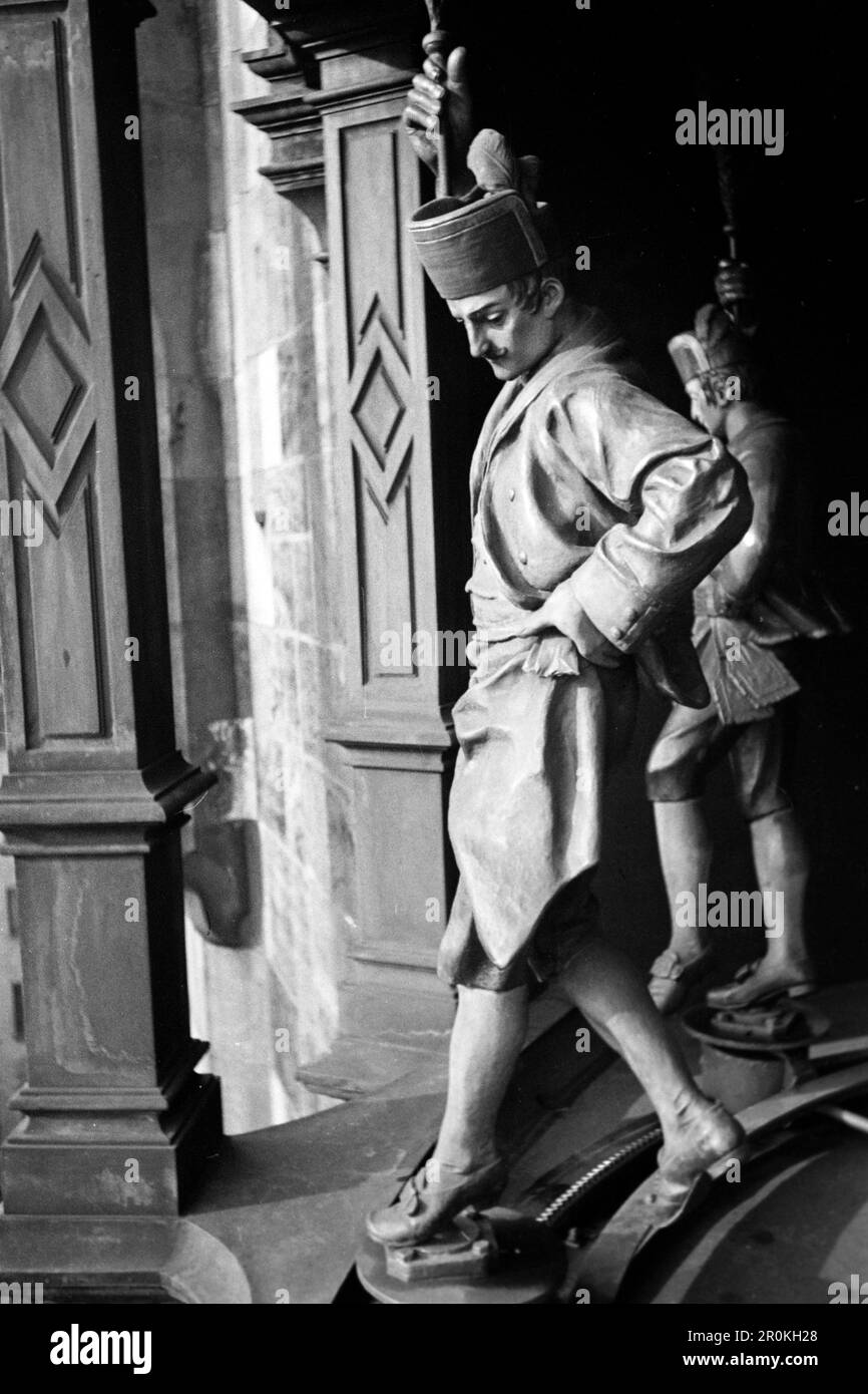 Figur tanzender Schäffler im Glockenspiel des Münchner Neuen Rathauses, 1936. Figura di coopers danzanti nel carillon del nuovo Municipio di Monaco, 1936. Foto Stock
