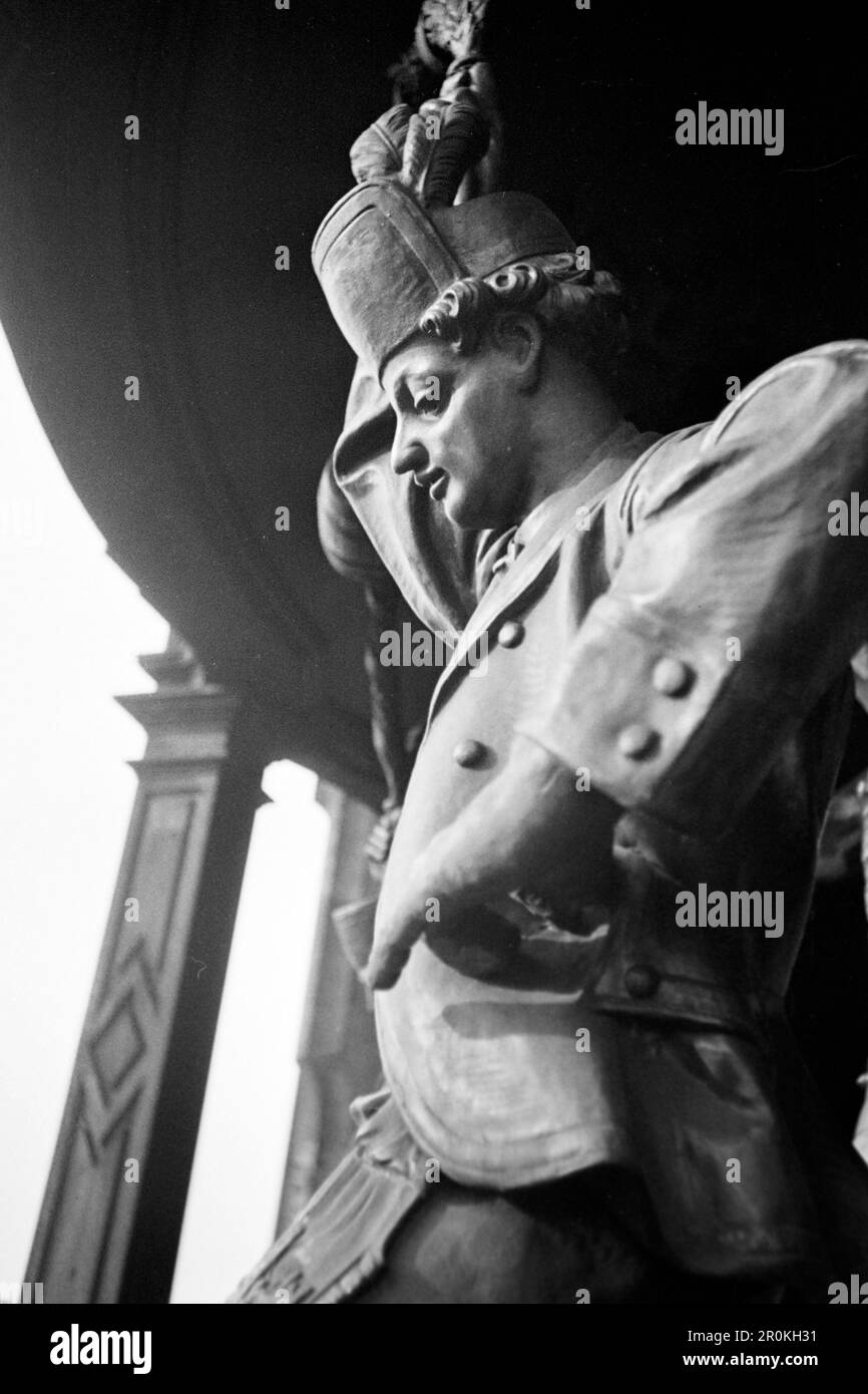 Figur tanzender Schäffler im Glockenspiel des Münchner Neuen Rathauses, 1936. Figura di coopers danzanti nel carillon del nuovo Municipio di Monaco, 1936. Foto Stock