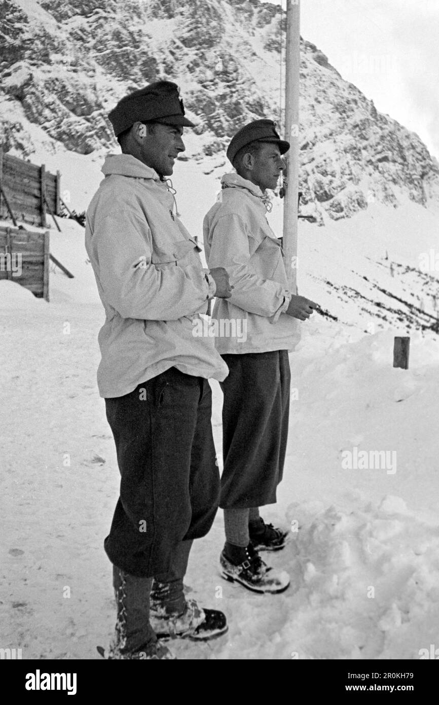 Zwei junge Männer beim rauchen auf der Zugspitze, 1936. Due giovani fumano sullo Zugspitze, 1936. Foto Stock
