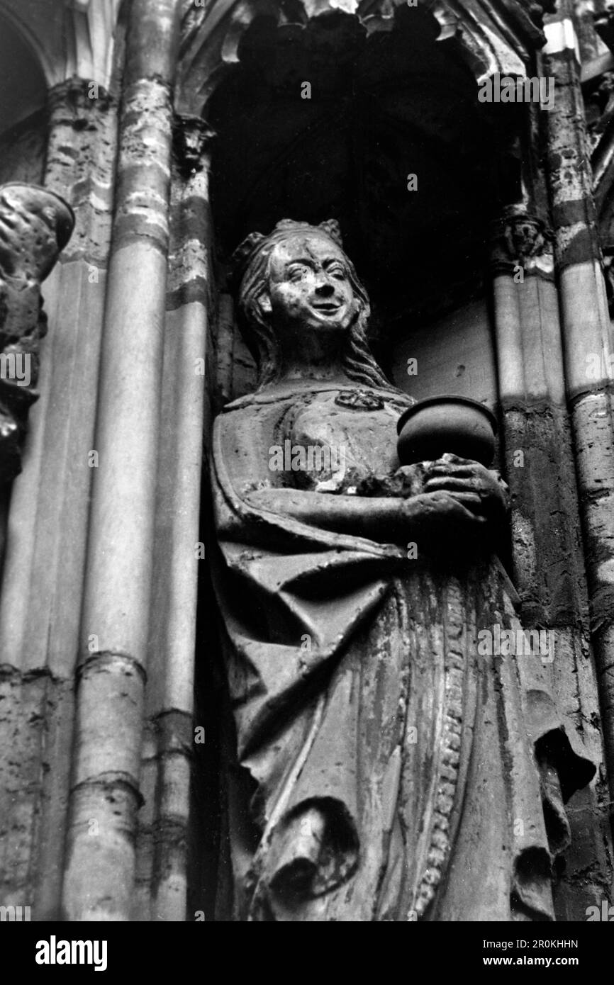 Eine der Weisen Jungfrauen des Jungfrauenportals am Erfurter Dom, Erfurt 1960. Una delle Vergini Magiche del Portale delle Vergini nella Cattedrale di Erfurt, Erfurt 1960. Foto Stock