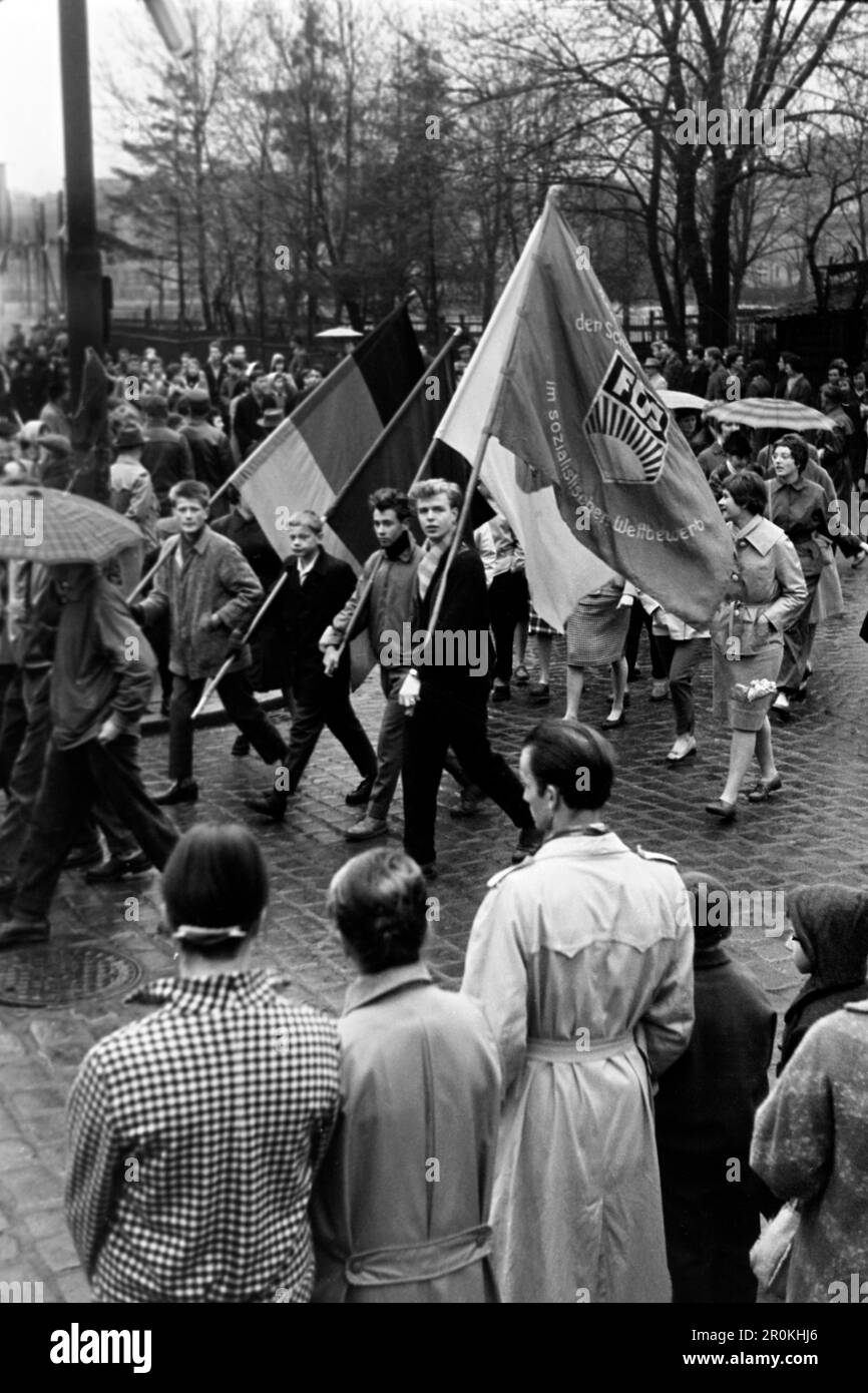 Kundgebung der FDJ, möglicherweise zum Gedenken an den Geburtstag von Ernst Thälmann, Weimar 1960. FDJ rally, forse commemorando il compleanno di Ernst Thälmann, Weimar 1960. Foto Stock