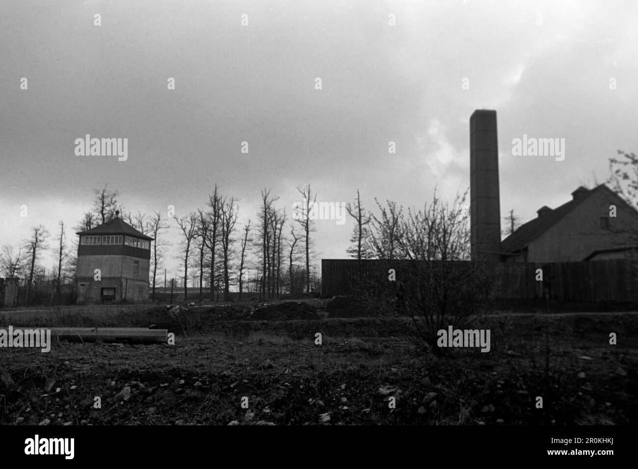 Rechts das Krematorium des Konzentrationslagers Buchenwald, Links ein Wachturm, 1960. A destra il crematorio del campo di concentramento di Buchenwald, a sinistra una torre di guardia, 1960. Foto Stock