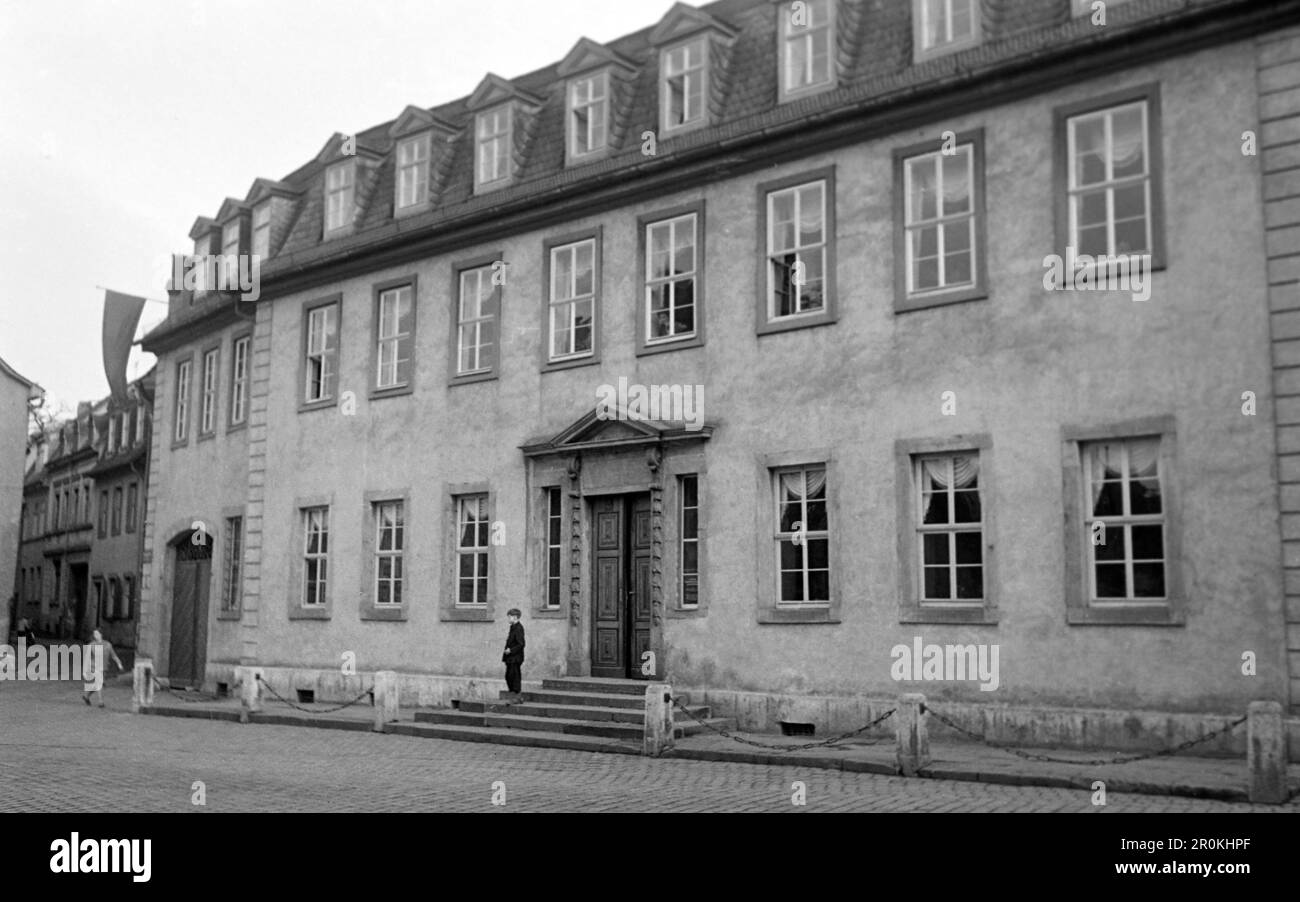 Ein Junge steht auf den Treppenstufen zum Goethehaus am Frauenplan, 1960. Un ragazzo si trova sui gradini della Goethehaus su Frauenplan, 1960. Foto Stock