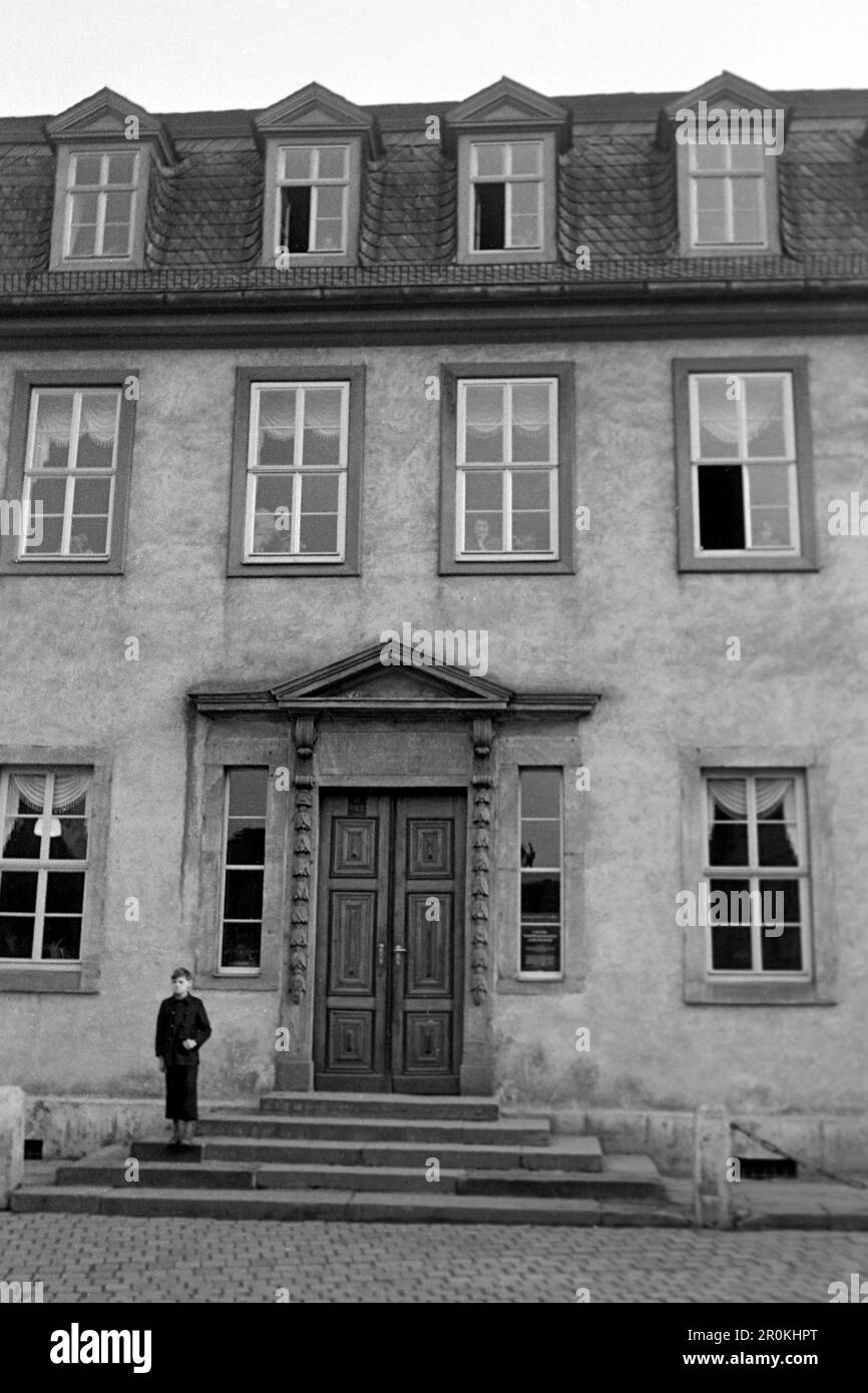 Ein Junge steht auf den Treppenstufen zum Goethehaus am Frauenplan, 1960. Un ragazzo si trova sui gradini della Goethehaus su Frauenplan, 1960. Foto Stock