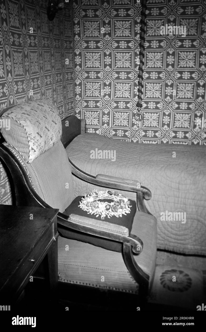 Bett und Sessel in Johann Wolfgang von Goethes Schlafzimmer, Weimar 1960. Letto e poltrona nella camera da letto di Johann Wolfgang von Goethe, Weimar 1960. Foto Stock