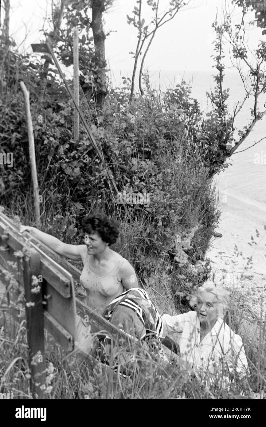 Zwei Frauen kehren vom Strand Zurück, 1966. Due donne di ritorno dalla spiaggia, 1966. Foto Stock