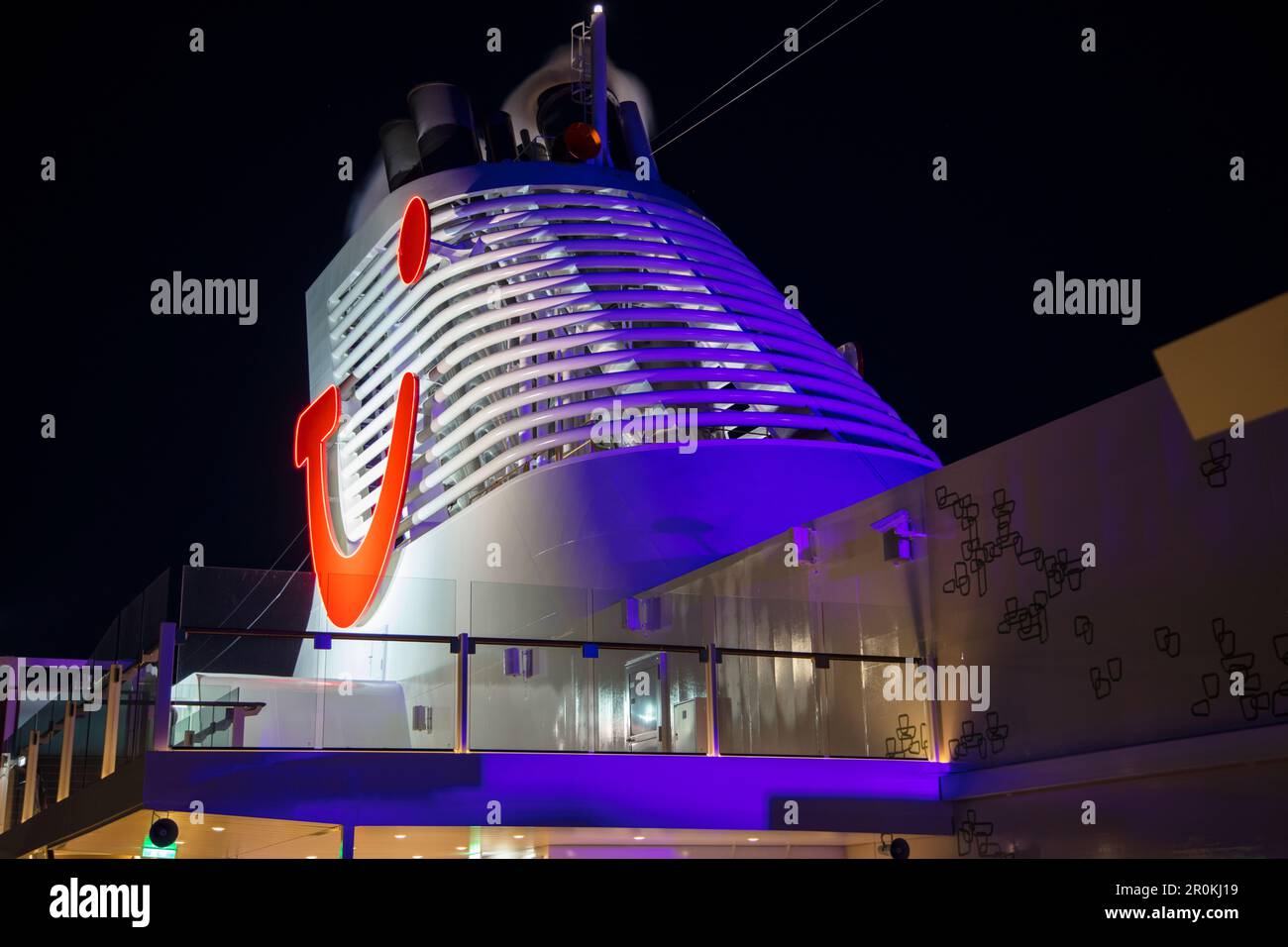 Logo TUI sul camino della nave da crociera Mein Schiff 6 (TUI Cruises) di notte, Mar Baltico, vicino alla Danimarca Foto Stock