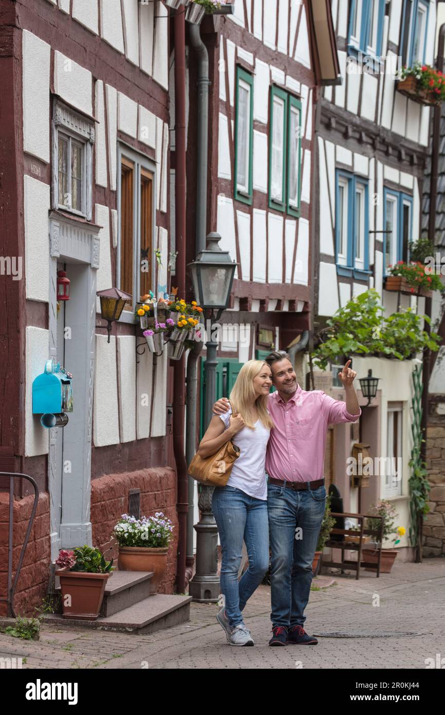 Couple gode di una passeggiata attraverso la città vecchia di Altstadt, con  case a graticcio, Bad Orb, Spessart-Mainland, Assia, Germania Foto stock -  Alamy