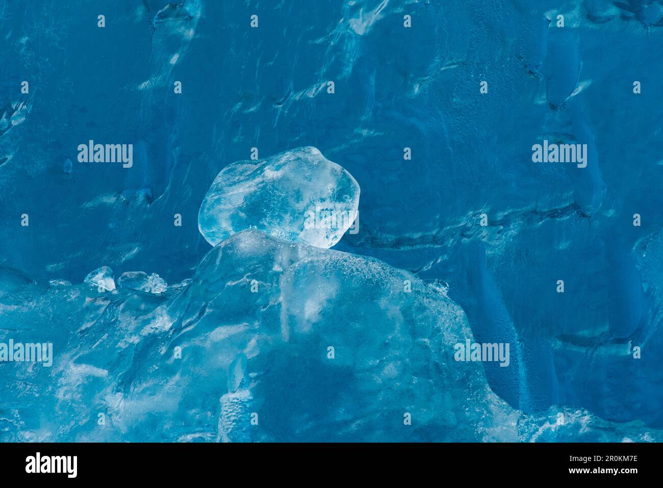 Il ghiaccio glaciale blu profondo crea modelli e forme artistiche, Tracy Arm, Alaska, USA, Nord America Foto Stock