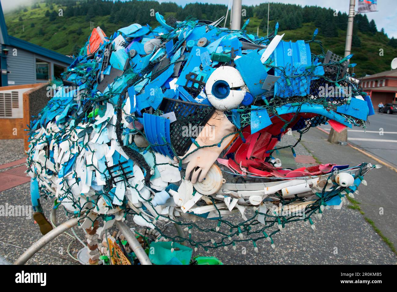 Scultura di salmone realizzata interamente in plastica lavata, Kodiak, Kodiak Island, Alaska, USA, Nord America Foto Stock