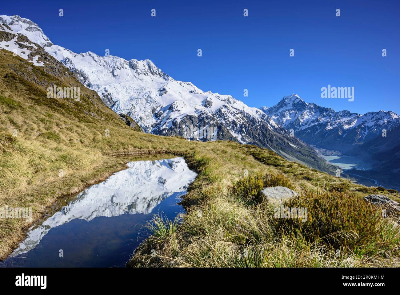 Lago di montagna con riflessione, Monte Sefton, Monte Cook e Hooker Valley sullo sfondo, Hooker Valley, Mount Cook National Park, UNESCO Welterbe te W. Foto Stock