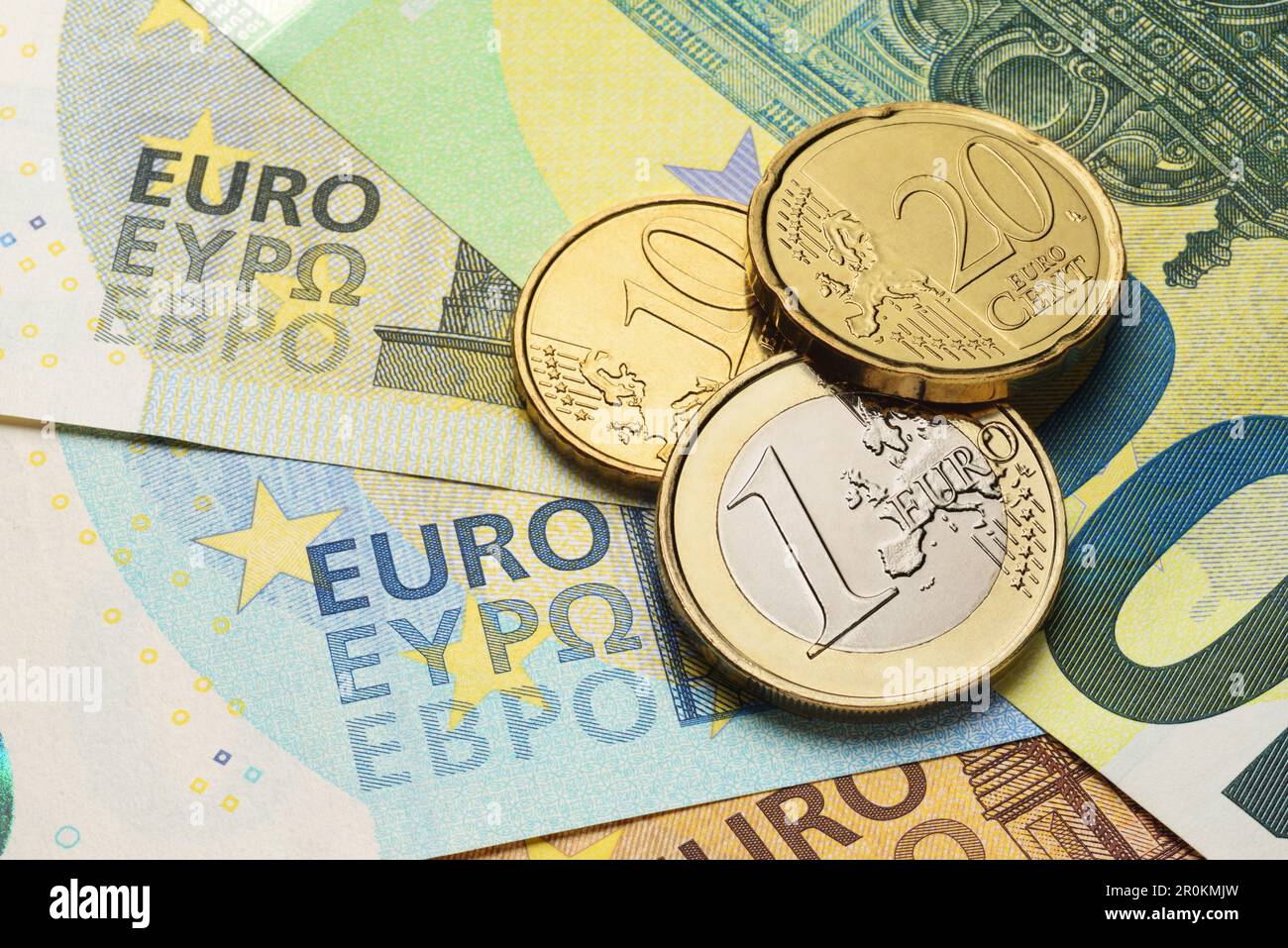 Monete da un euro e da cent sulle diverse banconote. Foto Stock