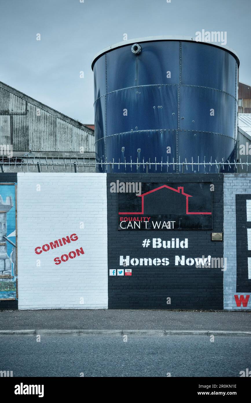 Murales al muro di divisione tra cattolici e protestanti, Wester Belfast, Irlanda del Nord, Regno Unito, Europa Foto Stock